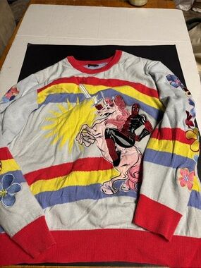 Men's Light Gray Graphic Crewneck Sweater with Multicolor Unicorn Design
